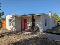 Stylish Adobe house, private yard & parking in downtown Cortez