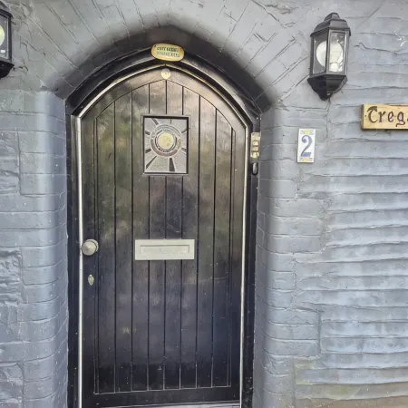 PRIVATE ROOM WITH OWN ENTRANCE IN COTTAGE DOWN A QUIET LEAFY LANE. EASY PARKING