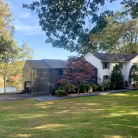 2Br, 2 King Beds, 1 BA, and Kitchenette in Lakeside Home in Greenwich.