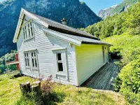 Original fjord house in its own beautiful fjord arm of the Sognefjord - Homestays