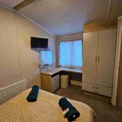 Freesia 3 Bedroom Modern Caravan Rockley Park, Poole Harbour, Dorset. Dogs free. Rooms