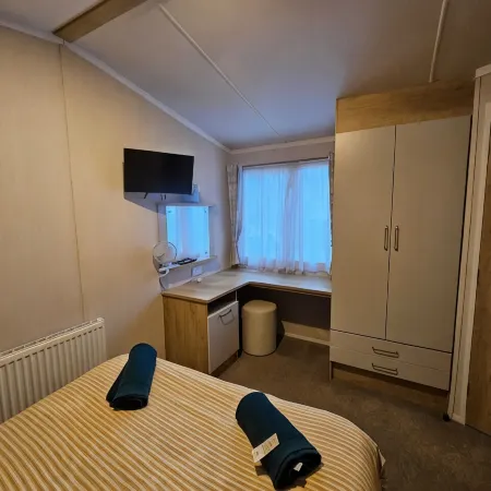 Freesia 3 Bedroom Modern Caravan Rockley Park, Poole Harbour, Dorset. Dogs free.
