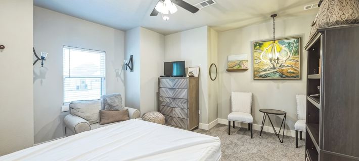 Mins to Granbury Medical Ctr-2 Blocks to Lake-Stunning Kitchen-Firepit Hotels in Hood County