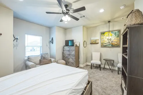 Mins to Granbury Medical Ctr-2 Blocks to Lake-Stunning Kitchen-Firepit - Pools