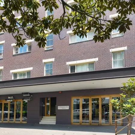 Hotel Emerald Отели рядом с достопримечательностью «Сиднейская бухта»