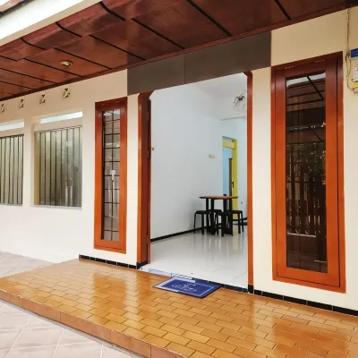 Neomi Neomi Guest House Malang Hotels near Plaza Dieng