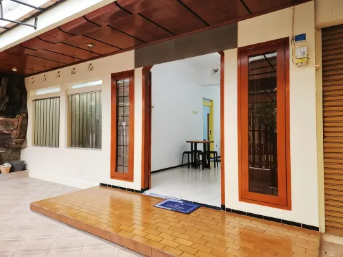Neomi Neomi Guest House Malang - Hotel/Alloggi familiari