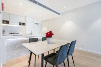 CBD Luxury| 1BR Harbour Views & Premier Facilities