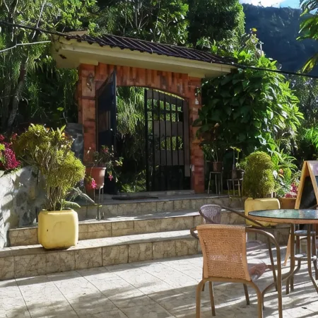 La Casa Amarilla