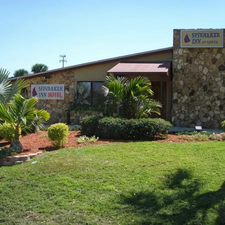Spinnaker Inn of Naples