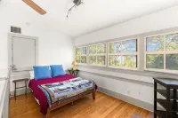 Castroville Riverfront Cottage - Fire Pit, 3 Bedroom, Screen Porch, Kid Friendly - Wifi