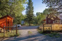 Glacier National Park-cozy, rustic home w/ hot tub, just 6 minutes to the park