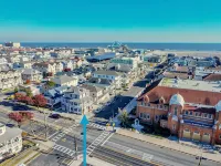 Ultra Modern 3 BR Apt - 5 min walk to the Beach! - 4-Star
