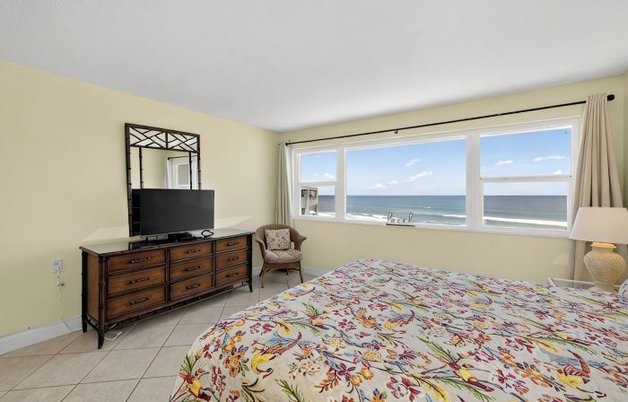 Top Floor Oceanfront 2Br w/ Balcony at Paradise Beach Club, Unit 447