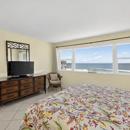 Top Floor Oceanfront 2Br w/ Balcony at Paradise Beach Club, Unit 447