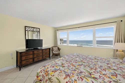 Top Floor Oceanfront 2Br w/ Balcony at Paradise Beach Club, Unit 447