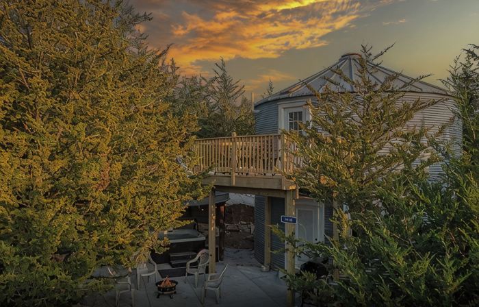 Grain Bin Cabin w/Hot Tub. 2 levels w/Balcony. 1.5 Bathrooms