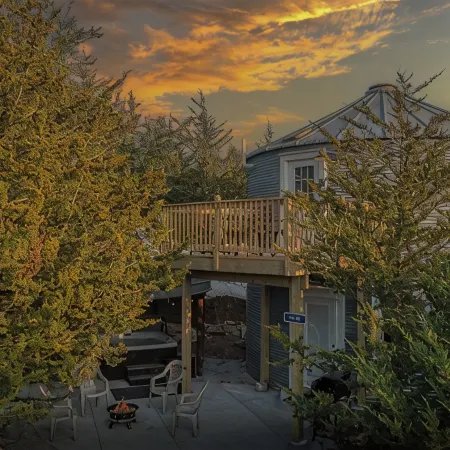 Grain Bin Cabin w/Hot Tub. 2 levels w/Balcony. 1.5 Bathrooms