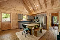 Creek & Cozy-Charming 2BR Creekside Cabin in Ellijay- AC, Fire Pit, Nature - シャレー