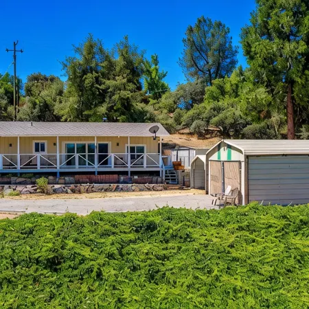 Tree Top and Mountain Views! 17 mi Yose South Gate 8.6 mi Bass Lake Fenced Yard