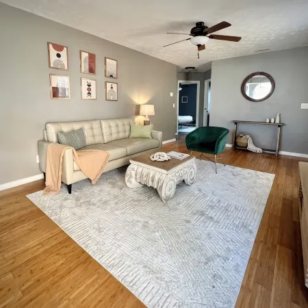 Charming 3-bedroom house with king bed  , pet friendly