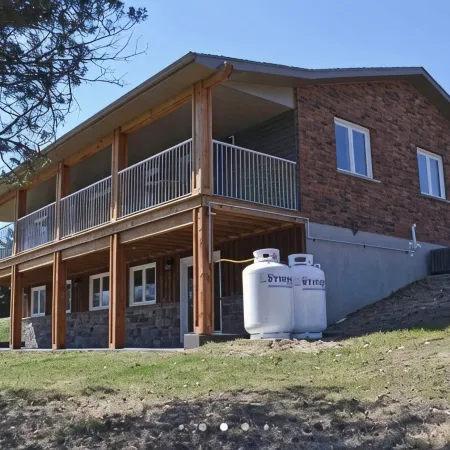 Cozy Bungalow Nestled atop North Shore Hay Bay, Napanee