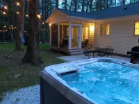 Adventure Ready Ranch Sleeps 10 & 0.7 mi to GB Main St. Wi-Fi + Hot Tub. - พร้อมWifi