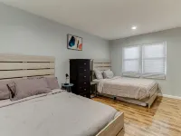 4 bedroom house with a pool Hotels in Reseda