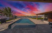 The Dolphin Inn with Views of Tampa Bay & Marina - Uima-altaat