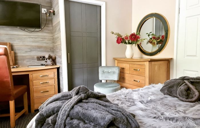 Rowan Tree Lodge with Hot Tub, a beautiful Woodland Retreat in Shropshire
