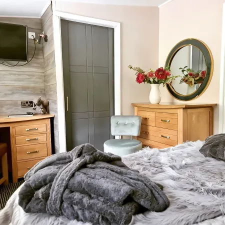 Rowan Tree Lodge with Hot Tub, a beautiful Woodland Retreat in Shropshire