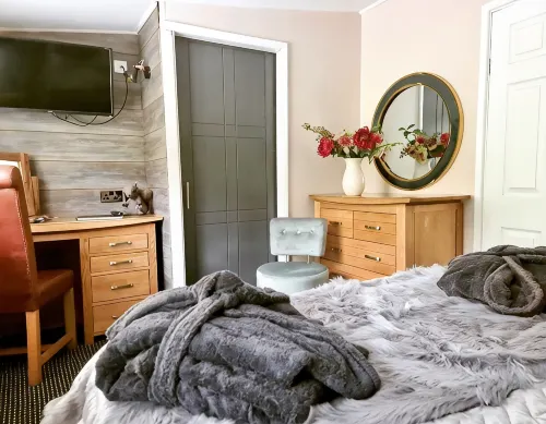 Rowan Tree Lodge with Hot Tub, a beautiful Woodland Retreat in Shropshire