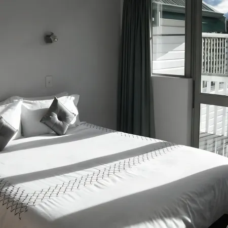 Riverside Townhouse with room for all the family, great location & WIFI