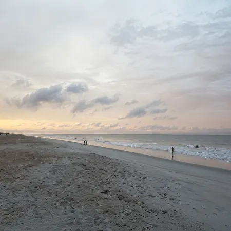 Spacious Family Beach Condo. Quiet North End. Walk to Beach, Pool & Attractions