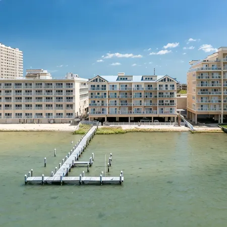 Beach-Chic Condo, Walk to Ocean, Rooftop Pool, Elevator & Fast Wi-Fi