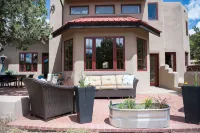 Downtown Home on 1.5 Acres! Perfect for Ski and Summer! Hot Tub and Outdoor Zen - 按摩浴池