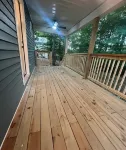 Calming 1-bedroom yellow door house close to lake with Wi-Fi, AC