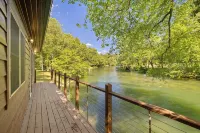Toccoa Riverside Cabin: Pet-Friendly, Hot Tub, Firepit & Prime Fishing Retreat - 샬레 호텔