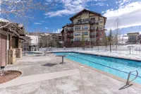 Luxury 1-bedroom ski in/ski out condo in lovely Granby Ranch - 3 stjerner