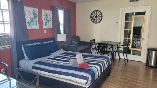 Cozy Studio Retreat, centrally located, with WiFi and AC - 2-Star