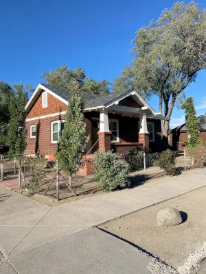 Charming 2-bedroom bungalow in Reno with WiFi and AC 1 block from i-80 - Bungalows