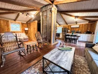 Blue Door Bungalow of Highlands - 3-Star