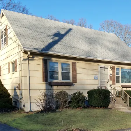 Cape Cod home in great location! Walk to downtown
