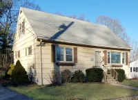 Cape Cod home in great location! Walk to downtown