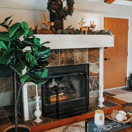 Charming Retreat with Stunning Lake Views.