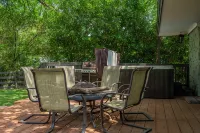 Superb Lake Texoma Home, 4 beds, 2.5 Baths, Hot Tub,1.5 miles to Highport Marina