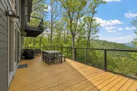 Moonshine Mtn Lodge ~ Stunning Mtn Views+Hot Tub+Gas Fire Table ~ Grill & WiFi! - 2-Star