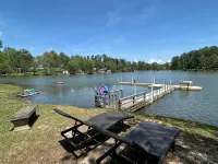 Osceola Lake Bungalow ~ 2 Miles to Downtown Hendersonville - Free Paddle Gear - Wifi