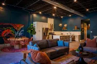 'Green Door' Downtown Loft - 4-Star