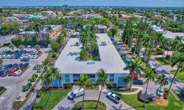 Olde Naples Luxury Condo Steps to Pier, Beach, Sunsets and Restaurants!